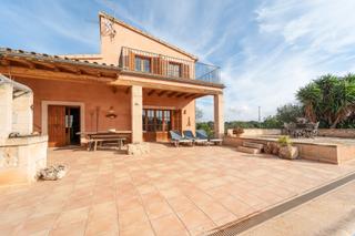 Chalet in Ses Salines Poble. Casa de campo con piscina en venta en ses salines