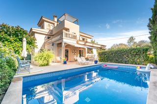 Xalet a Es Portixol-Es Molinar. Chalet con piscina junto al mar en venta en ciudad jardn