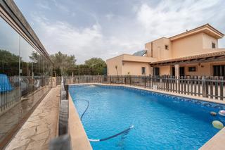 Xalet a Portocolom. Chalet independiente con jardn y piscina propios en venta en po