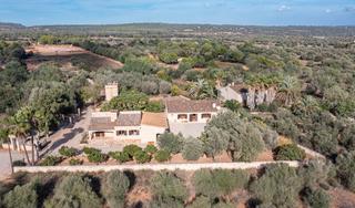 Xalet a Campos. Casa de campo en venta con piscina y casa de invitados en campos