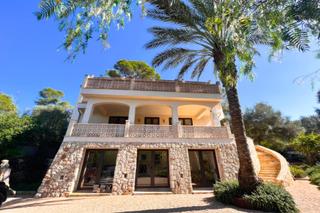 Chalet à Cala Llombards. Villa en venta junto al mar en cala llombards