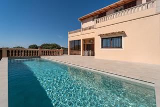 Chalet in Ses Salines Poble. Chalet en venta con piscina y vistas al mar en ses salines
