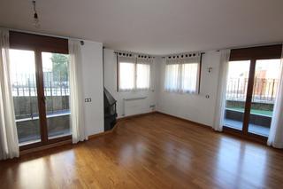 Rez-de-chaussée  Carrer carrera nova. Bonita planta baja, céntrica en ordino con plaza de parking dobl