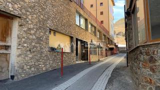 Business premise  Calle av d'encamp. Gran local en venta, a pie de pistas, en el pas  de la casa.