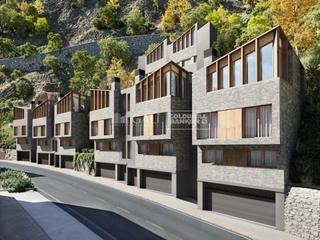 Casa adossada  Carretera de montaup. Casa adosada de tres plantas, gran terraza, ubicación canillo ce