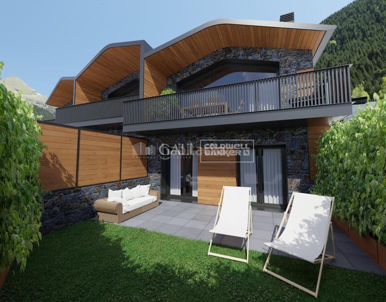 Foto bd5cea89-2d2a-4c8e-8d2f-ebd8e4b435ce. Casa adossada amb aparcament a Soldeu-Incles Canillo