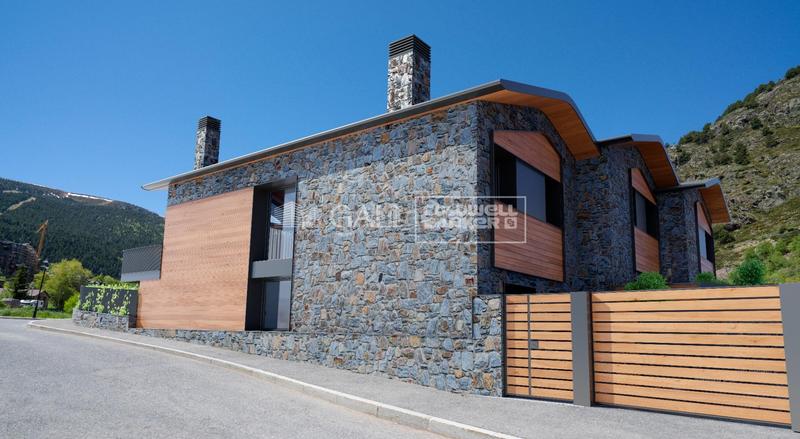 Foto e33e0949-95a5-4fae-bd22-2e5bd6c05a07. Casa adossada amb aparcament a Soldeu-Incles Canillo