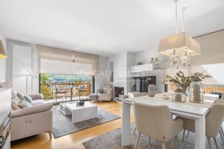 Pis a Calle creu grossa 15. Piso exclusivo de tres habitaciones, dos plazas de parking, cént