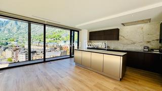 Rent Flat in Avinguda de les nacions unides. Espectacular piso en el centro de escaldes, con sol y vistas