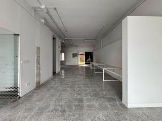 Local commercial à Calle padre fernando olmedo 44. Local diáfano con oficina y almacén en venta  amplio, versátil y