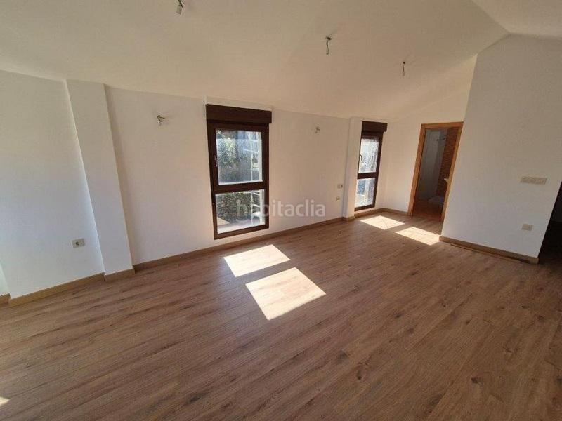 Foto ce1add13-7511-4951-9d44-7def1a5b38fe. Pis a calle calle fuente de zeta a Baiona