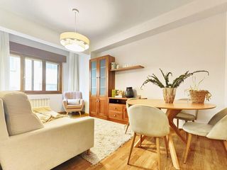 Rent Flat in Calle gerardo alvarez limeses 2. Vive a un paso del centro en un piso completamente reformado.