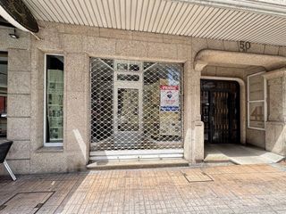 Local Comercial a Calle de rosalía de castro 50. Ubicación estratégica, visibilidad constante y listo para entrar