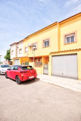 Chalet  Calle berna. Chalet adosado con jardín y buhardilla en magán