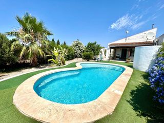 House in Daya Nueva. Villa con piscina privada en daya nueva alicante