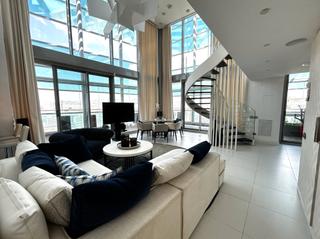 Duplex  Carrer de josep pla. Exclusivo ático frente al mar en barcelona con piscina y parking