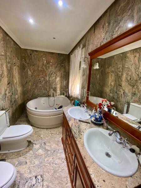Foto af317a80-190b-427c-9d8c-8be4943fc9fb. Chalet with fireplace heating parking pool in Ciudad Jardín Ciudad Real