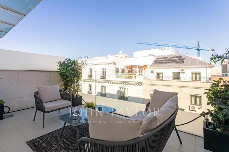 Foto c1ae624b-2540-423e-a843-b5d714e927a6. Àtic amb calefacció aparcament a Almagro Madrid