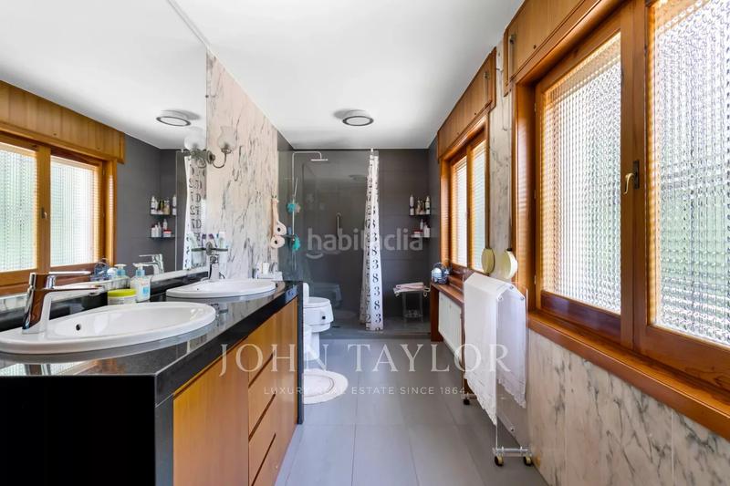 Foto 17afbb58-c545-4376-9ef8-b3bc33380a92. Chalet con riscaldamento parcheggio piscina in urbanización La Moraleja La Moraleja