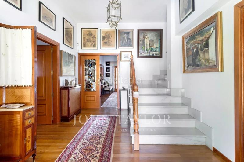 Foto 303e8eaf-43de-4654-8136-7aceee47ec79. Chalet con riscaldamento parcheggio piscina in urbanización La Moraleja La Moraleja