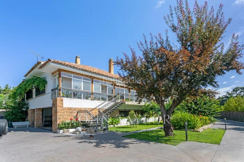 Foto 415f0de5-4016-4ed3-8d22-9fc758605ffb. Chalet con riscaldamento parcheggio piscina in urbanización La Moraleja La Moraleja