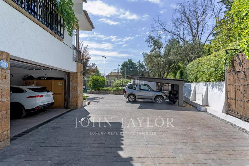 Foto 842b1932-90ae-4cb1-b6d2-bf3bf1c91a81. Chalet con riscaldamento parcheggio piscina in urbanización La Moraleja La Moraleja