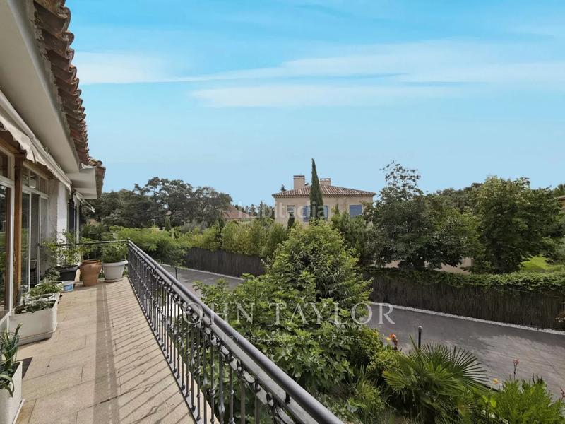 Foto 910c48c4-cd82-4793-8e24-4fdb79504de1. Chalet con riscaldamento parcheggio piscina in urbanización La Moraleja La Moraleja