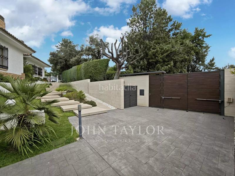 Foto a735f7c6-ded9-4a4f-9d9a-22b50ae16292. Chalet con riscaldamento parcheggio piscina in urbanización La Moraleja La Moraleja