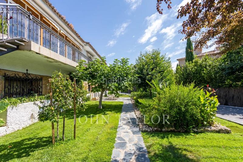 Foto bd4b969e-f0e2-4ff6-ae4f-a7db95194247. Chalet con riscaldamento parcheggio piscina in urbanización La Moraleja La Moraleja