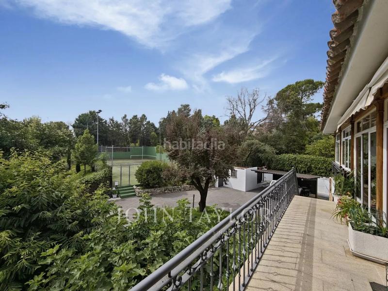 Foto c1aec69f-bb4f-4622-98d5-2465852b3353. Chalet con riscaldamento parcheggio piscina in urbanización La Moraleja La Moraleja