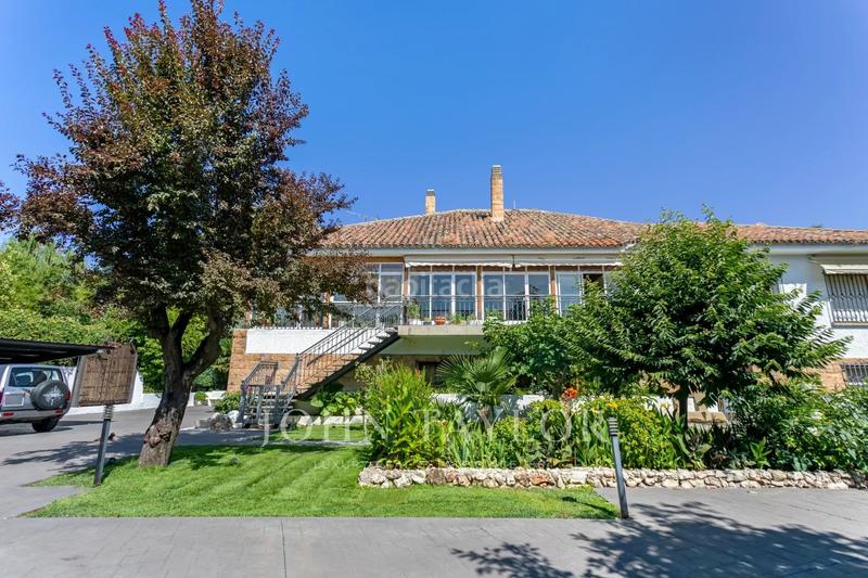 Foto d8854760-4fd4-4374-85b5-c8d25efabae1. Chalet con riscaldamento parcheggio piscina in urbanización La Moraleja La Moraleja