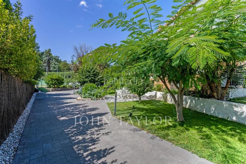 Foto def863a3-0e78-482f-a3ed-bbdb4583c9b6. Chalet con riscaldamento parcheggio piscina in urbanización La Moraleja La Moraleja