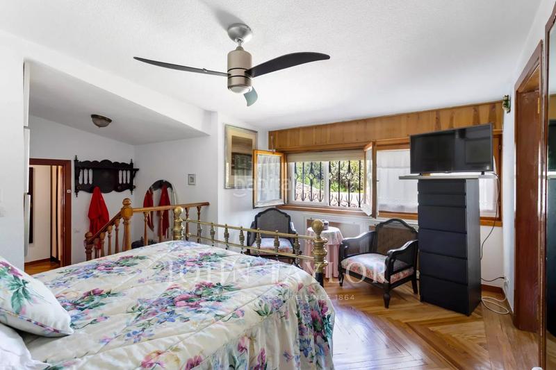 Foto 9b4bac9e-bf4f-4b92-9832-e86a8ae23e2c. Xalet amb calefacció aparcament piscina a urbanización La Moraleja La Moraleja