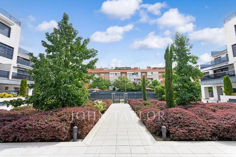 Foto 5f9e18be-93b2-49ee-a580-62c8d737e9a6. Appartamento con riscaldamento piscina in Prado de Somosaguas Pozuelo de Alarcón