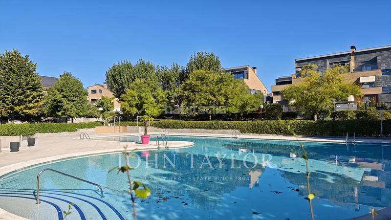 Foto 5e028e3d-4962-4c5e-9887-568c42d6fa88. Penthouse with heating parking pool in Encinar de los Reyes La Moraleja