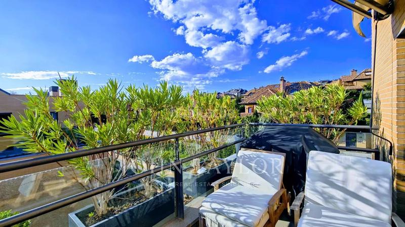 Foto 9ff1ec20-1703-4fe4-99b8-84d393e4ed05. Penthouse with heating parking pool in Encinar de los Reyes La Moraleja