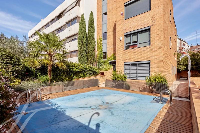 Foto 09559875-c543-479b-8bff-0e24c667beca. Miete dachwohnung mit heizung parking pool in Nueva España Madrid