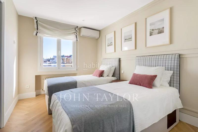 Foto 53528635-3574-4e3b-b9c1-8ab7c987eda1. Penthouse with heating in Recoletos Madrid