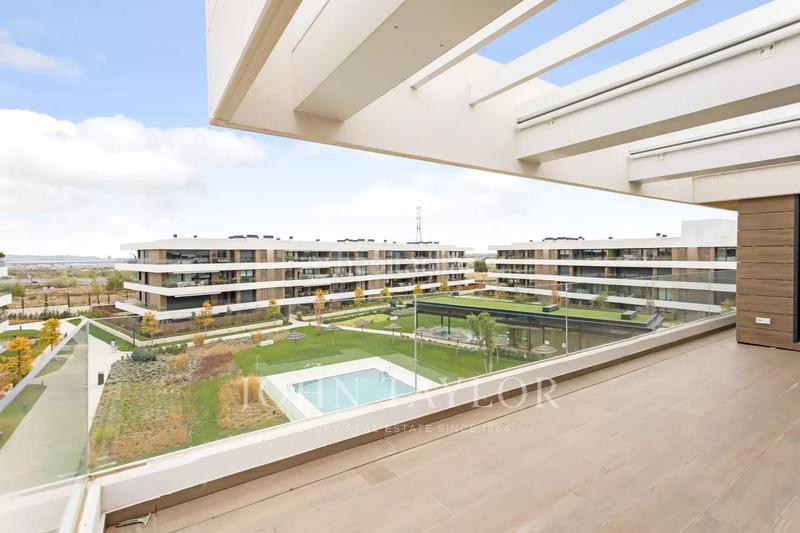 Foto 62cda46d-73a0-4545-84ee-75ffedbb6d30. Alquiler ático en Encinar de los Reyes La Moraleja