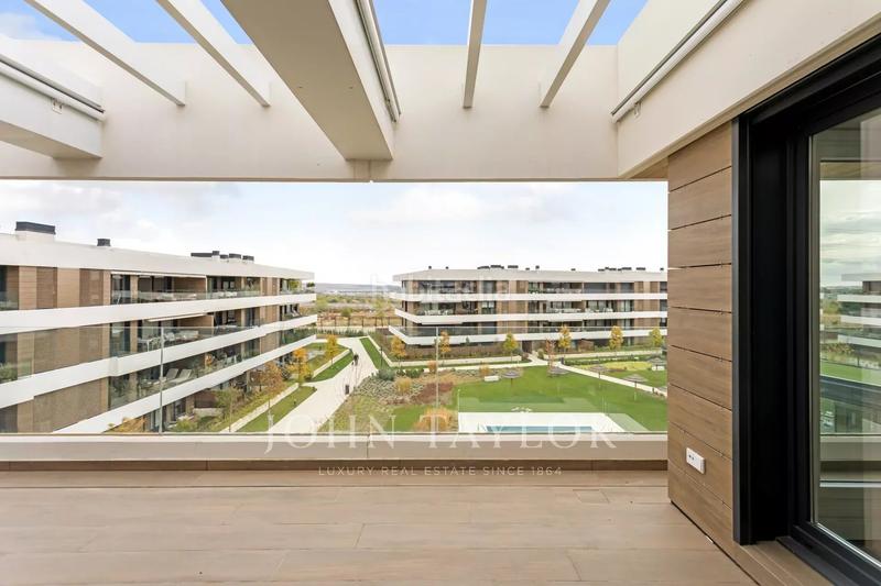 Foto 593648bc-6beb-445e-9706-fa3a7bd6b7ff. Location attique avec chauffage parking dans Encinar de los Reyes La Moraleja