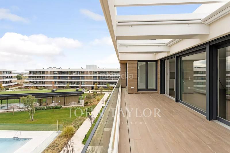 Foto b6b2c28c-2819-40ba-ae19-0b1b3a0d4435. Location attique avec chauffage parking dans Encinar de los Reyes La Moraleja