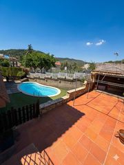 Casa aparellada a Palma de Cervelló (La). Casa esquinera en la palma de cervello