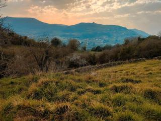 Landgut in Caldones. Finca rústica ideal: finca agricola, ganadera o de recreo