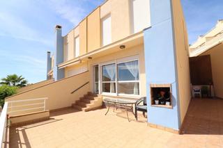 Casa in Aguamarina. Aguamarina ndash adosado en esquina con vistas al mar y amplio g