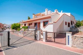 Maison à San Miguel de Salinas. Ubicada en la prestigiosa ciudad de las comunicaciones, esta aco