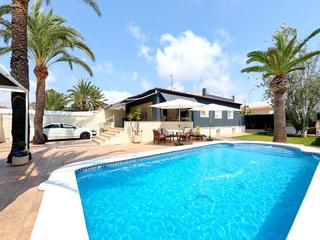 Casa en Punta Prima. Te presentamos esta magniacutefica vivienda unifamiliar ubicada