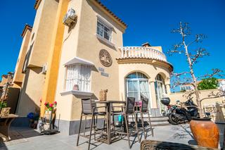Casa en Playa Flamenca. Esta elegante propiedad cuaacutedruple esquinera de 2 dormitorio