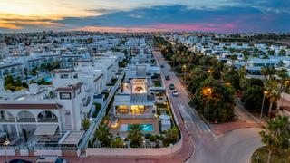 Casa en Rojales. Esta villa independiente se encuentra en una zona residencial tr