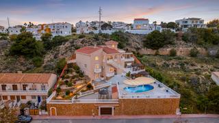 Maison à Rojales. Esta espaciosa y bien distribuida villa ofrece privacidad, muacu