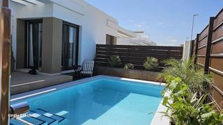 Maison à Jacarilla. Descubre esta hermosa villa moderna, lista para entrar a vivir,